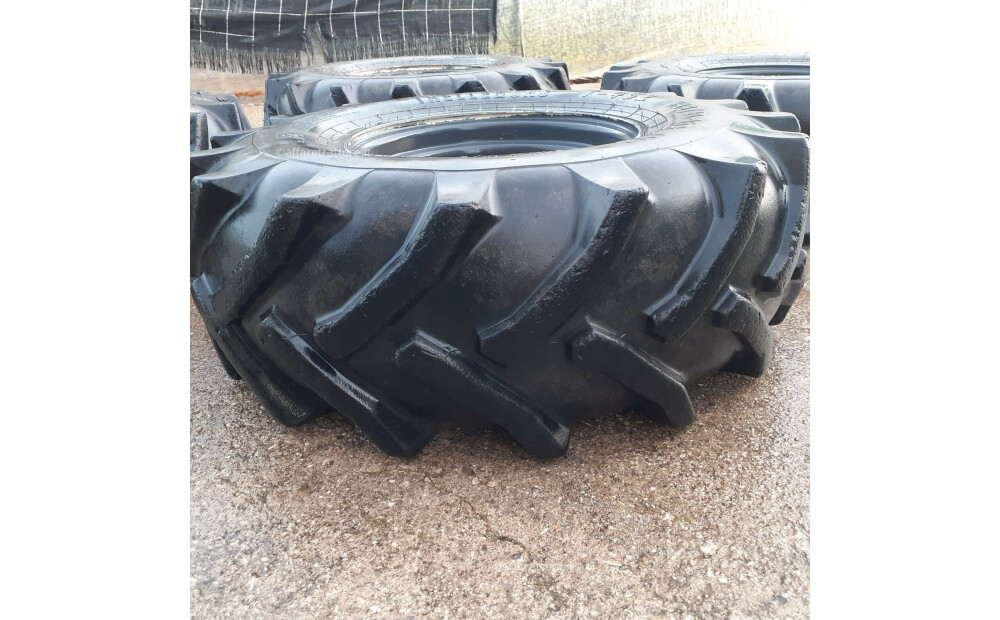 4 GOMME E CERCHIO Trelleborg 300-80-15.3 Usato - 2